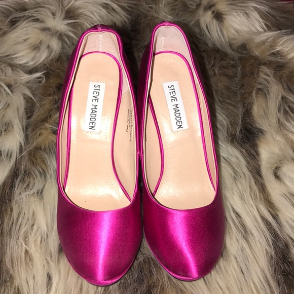 Steve Madden Fuscia color Heals - Picture 5 of 5